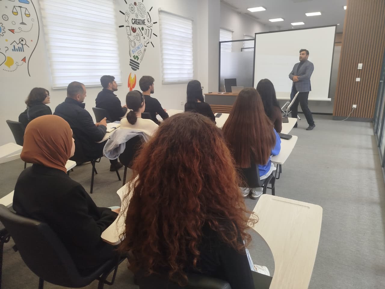 Effektiv təqdimat bacarıqları mövzusunda növbəti təlim keçirilib.