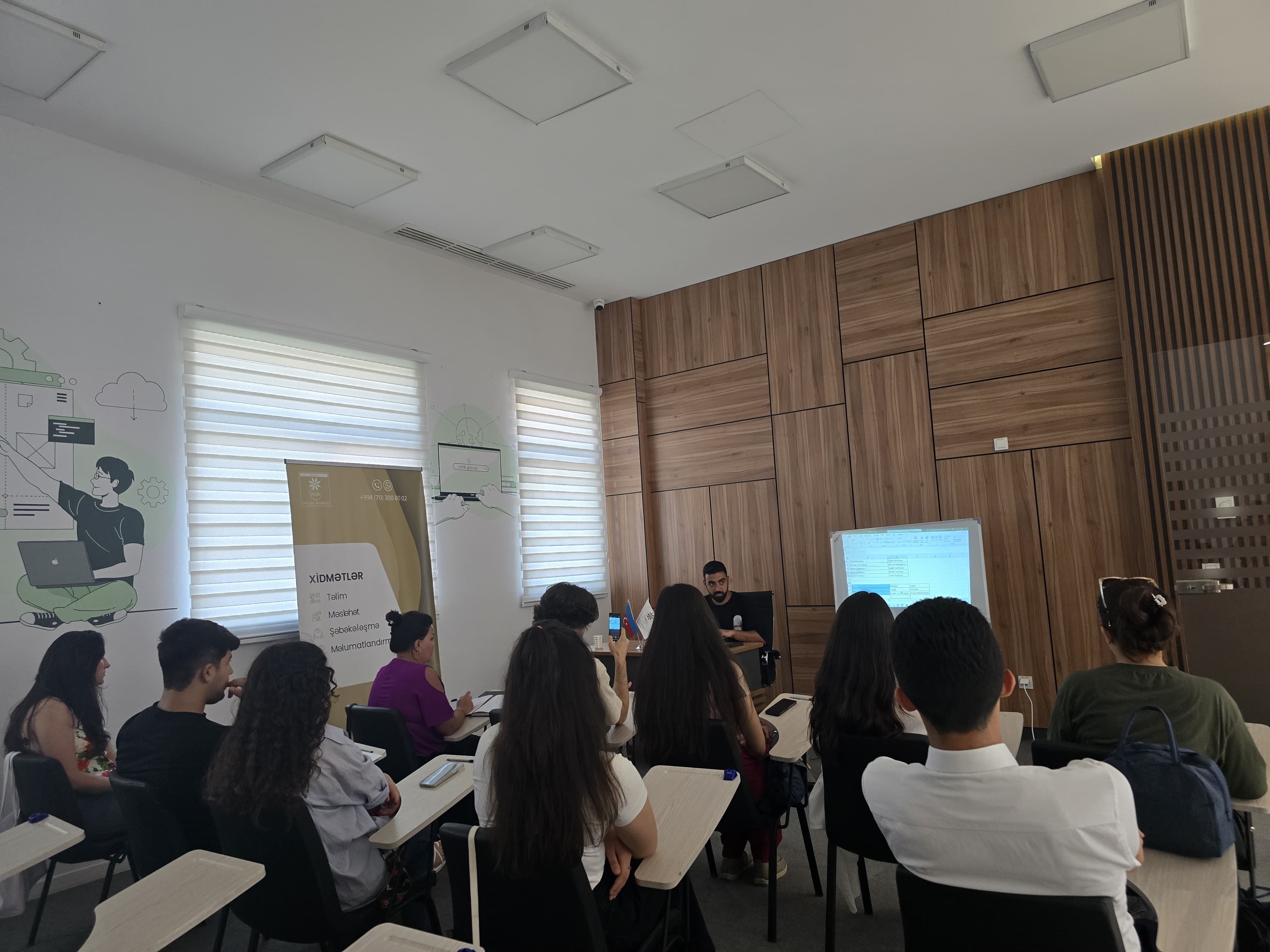 "Excel-də əsas funksiyalar" mövzusunda növbəti təlim keçirilib.